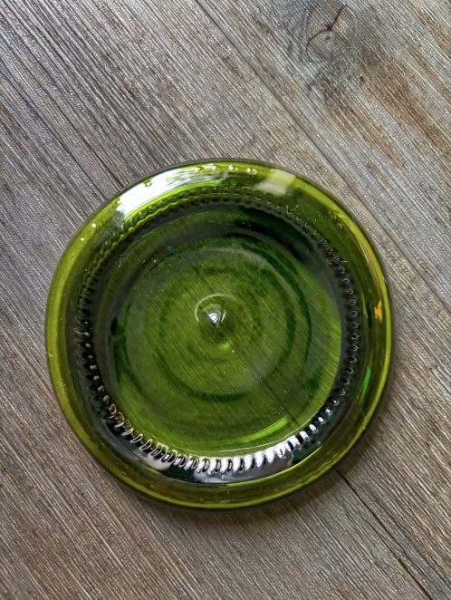 Upcycling-Kerzenhalter aus Weinflasche – Grün von Plates et Culotées