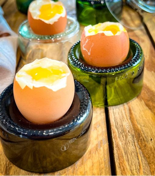 Eierbecher aus Weinflaschen Glas im 4er Set von Plates et Culotées - handgefertigte Tischaccessoires aus Upcycling Glas