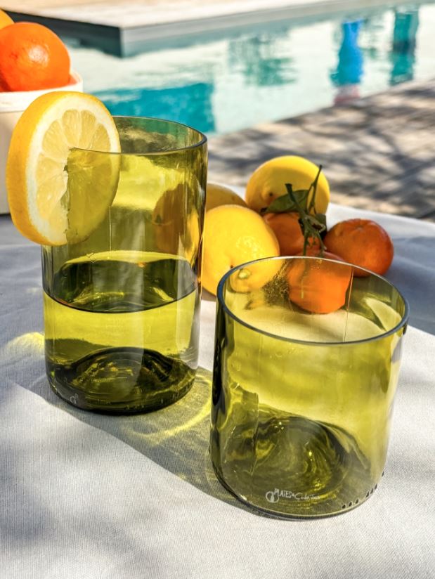 Upcycling-Glas aus Weinflasche – Grün von Plates et Culotées