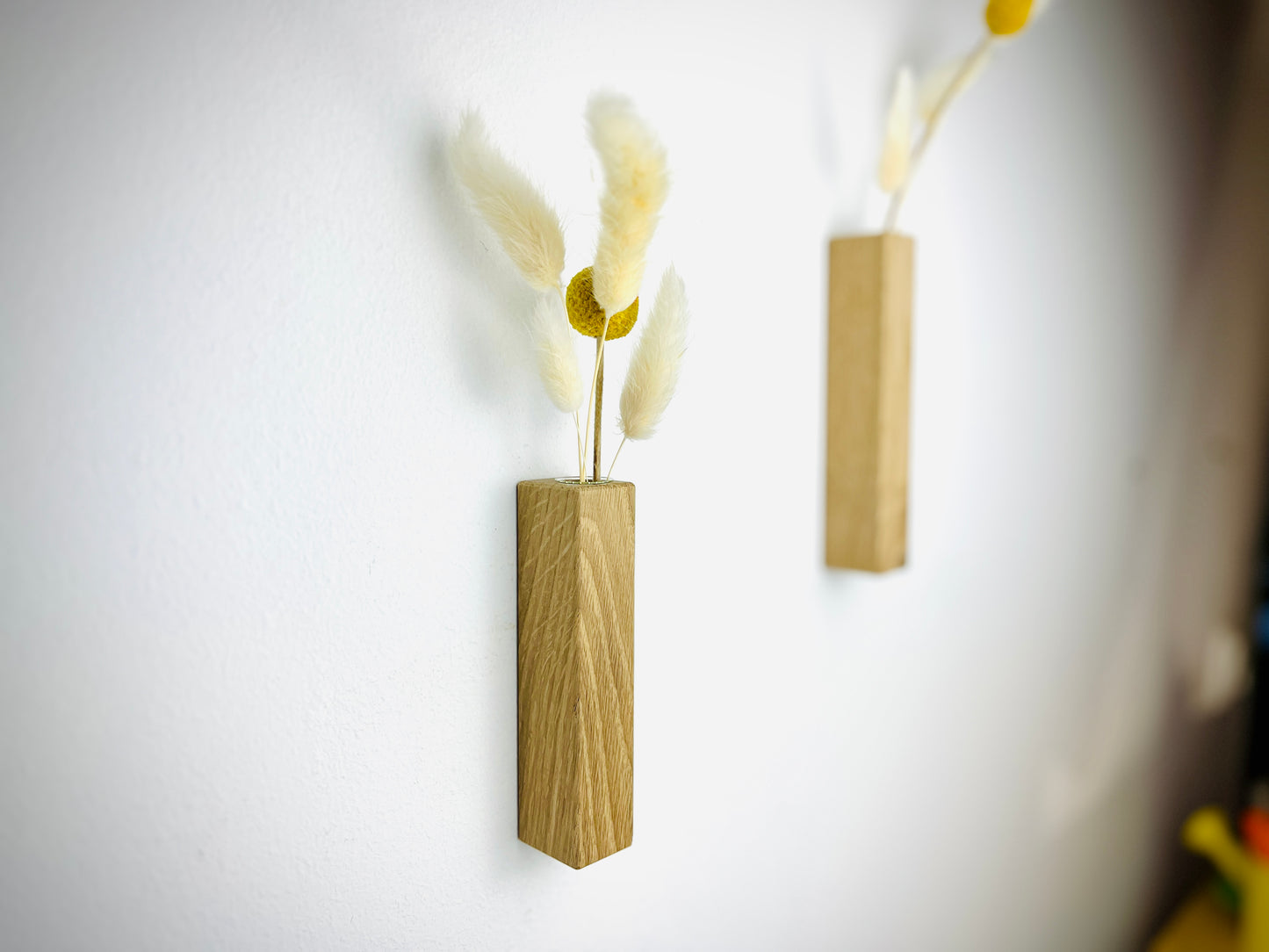 Wandvase aus massivem Eichenholz – für frische und Trockenblumen - Zeitlose Schönheit für deine Blumenarrangements, inkl. Reagenzglas Vase