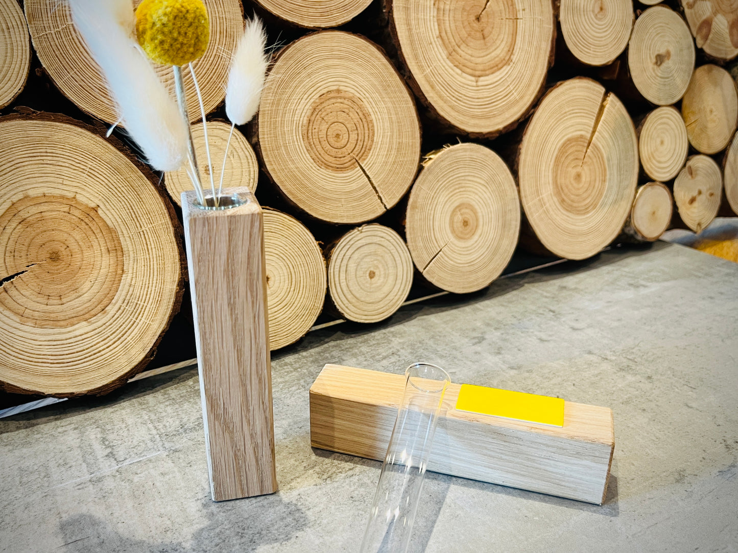 Wandvase aus massivem Eichenholz – für frische und Trockenblumen - Zeitlose Schönheit für deine Blumenarrangements, inkl. Reagenzglas Vase