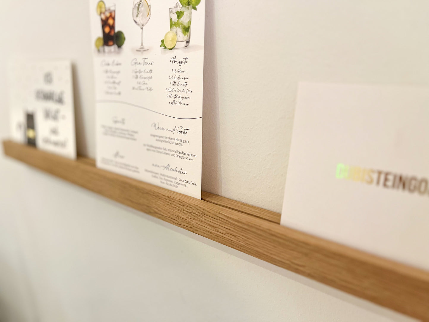 Schmale Elegante Bilderleiste - Fotoleiste aus naturbelassenen Eichenholz, Wandboard für Bilder, Aufhängung mit und ohne Bohren möglich