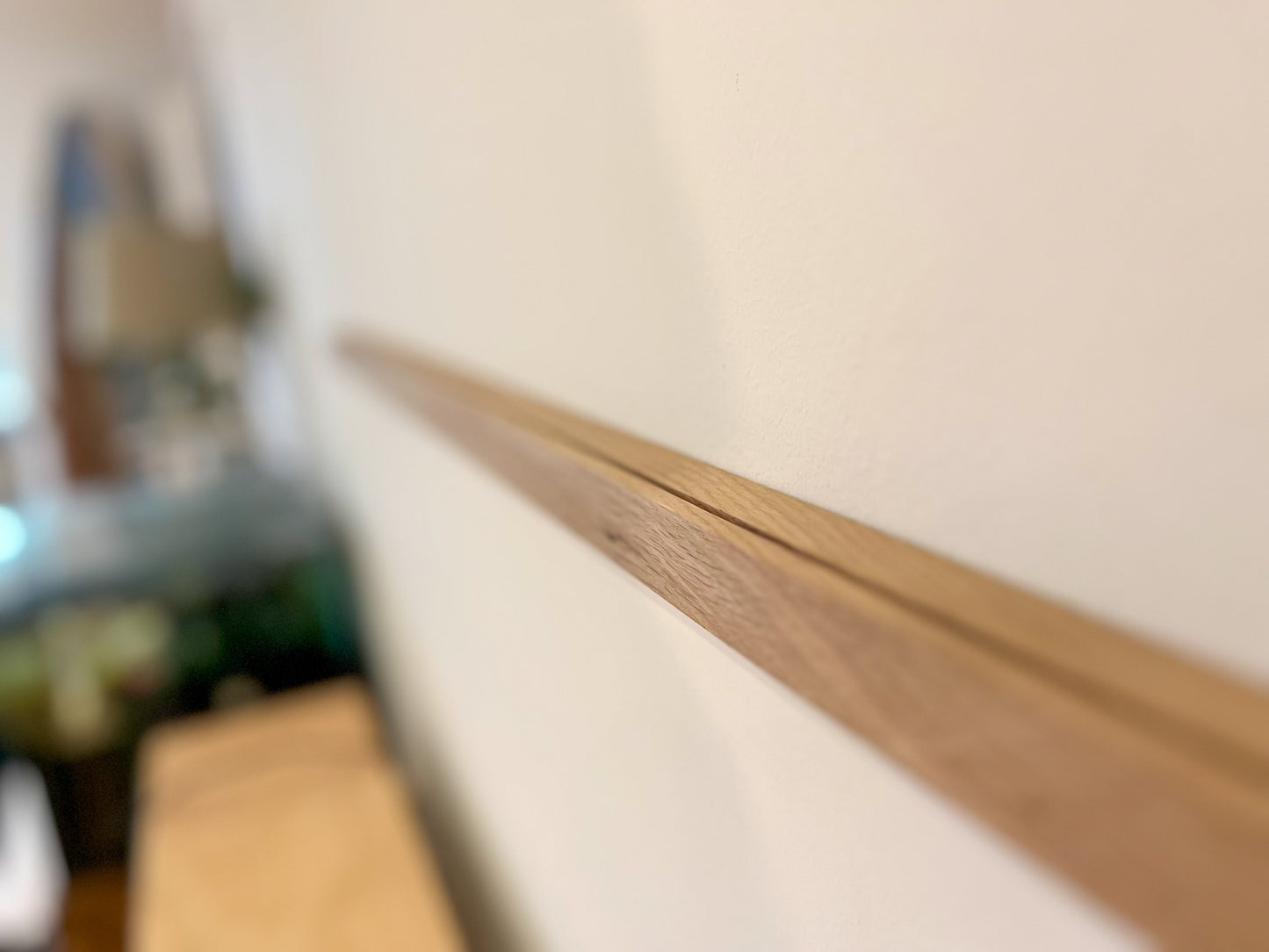 Schmale Elegante Bilderleiste - Fotoleiste aus naturbelassenen Eichenholz, Wandboard für Bilder, Aufhängung mit und ohne Bohren möglich