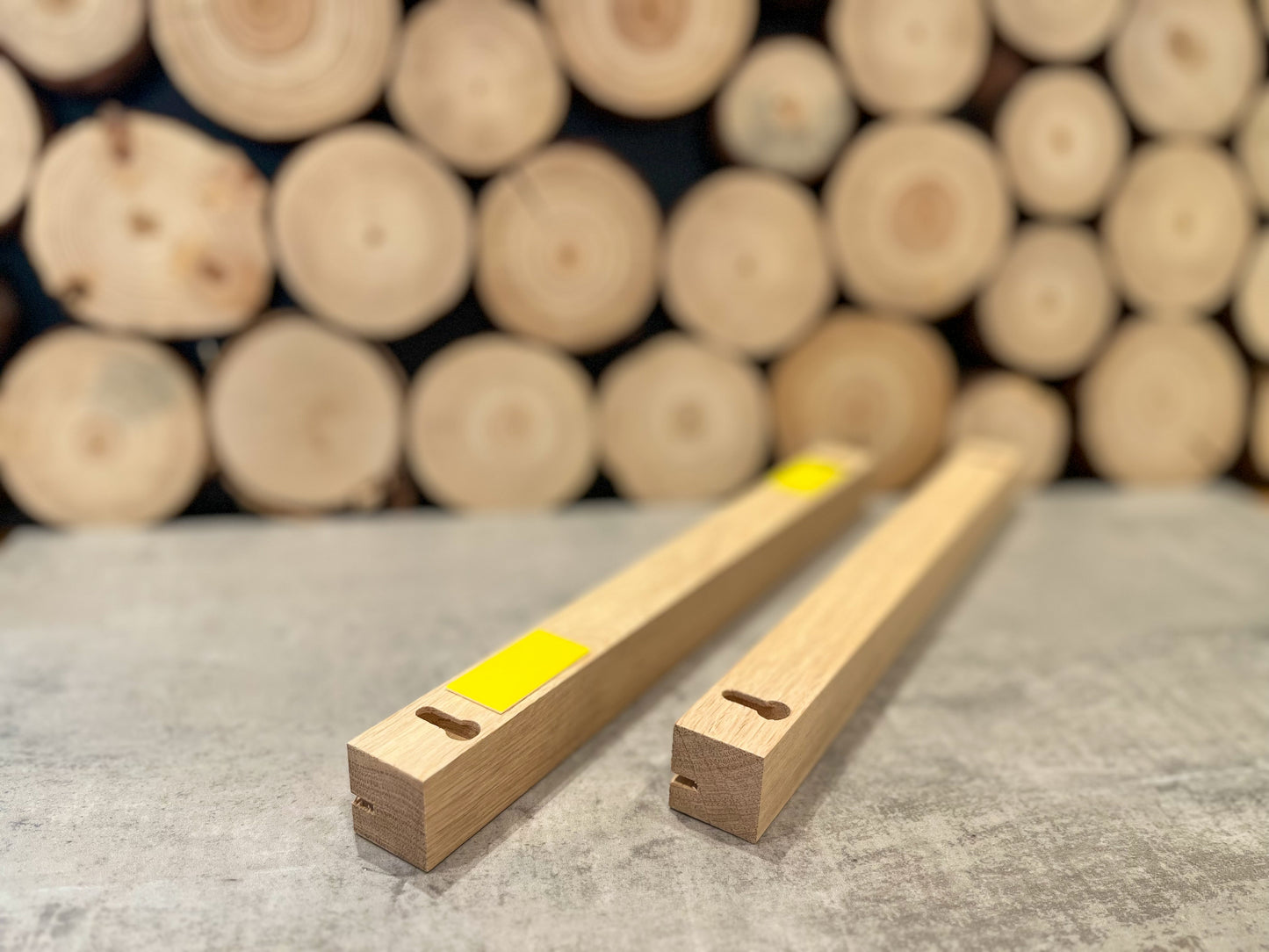 Schmale Elegante Bilderleiste - Fotoleiste aus naturbelassenen Eichenholz, Wandboard für Bilder, Aufhängung mit und ohne Bohren möglich