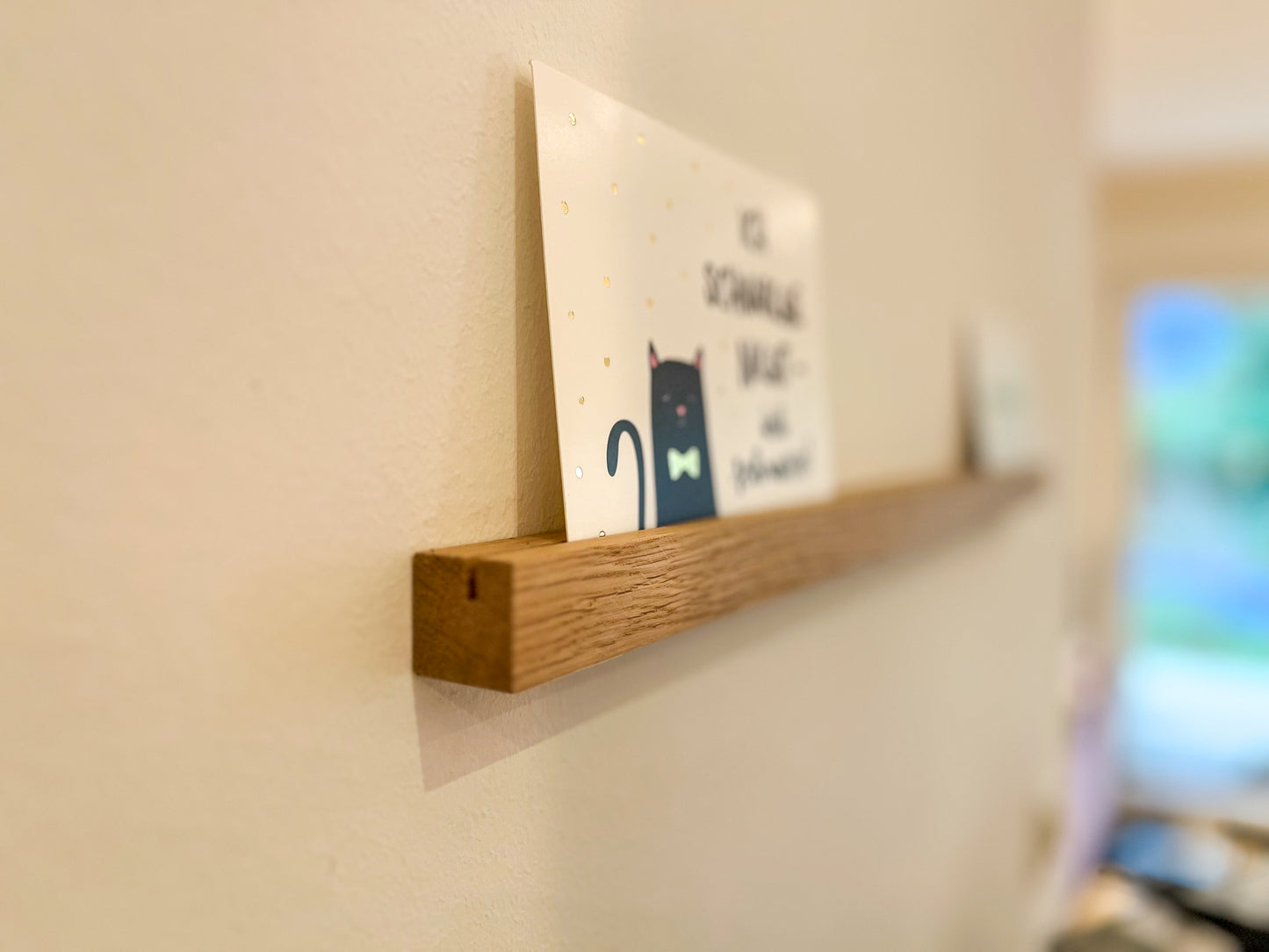 Schmale Elegante Bilderleiste - Fotoleiste aus naturbelassenen Eichenholz, Wandboard für Bilder, Aufhängung mit und ohne Bohren möglich