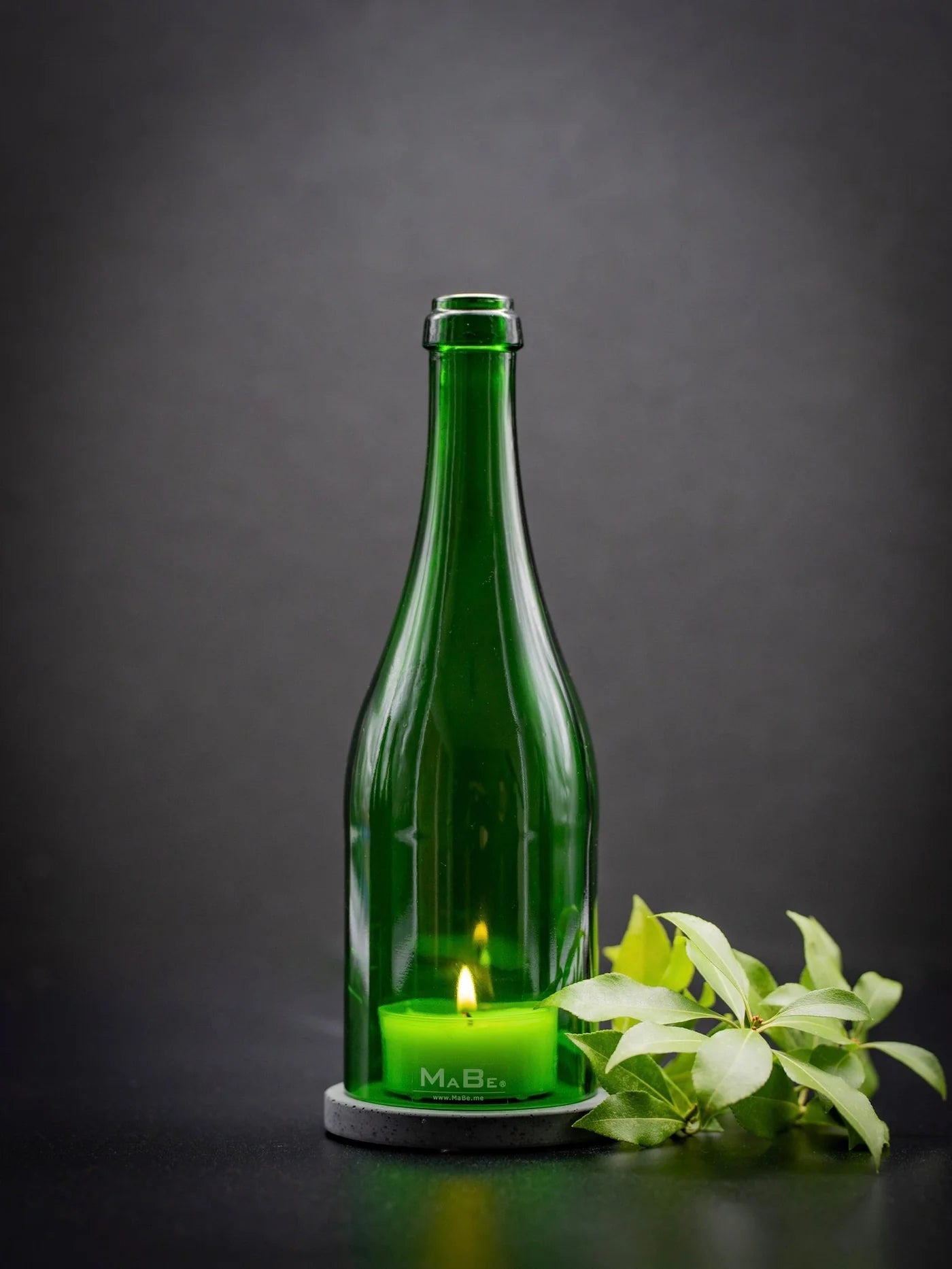 Sekt Windlicht mit Beton Untersetzer von MaBe - handgefertigtes Lichtobjekt aus der Prosecco Flasche