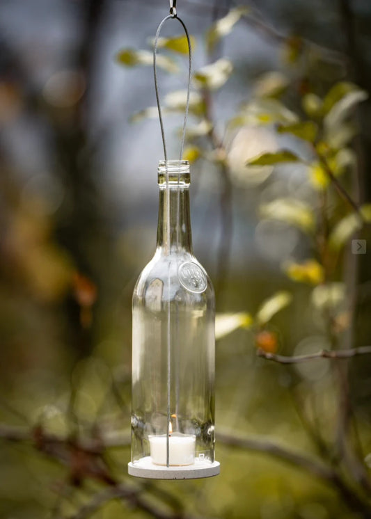 Lillet Hänge-Windlicht mit Beton Untersetzer von MaBe - handgefertigtes Lichtobjekt aus der 0,7-Liter-Flasche