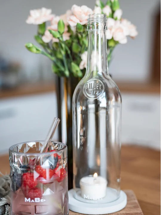 Aperitif Windlicht mit Beton Untersetzer von MaBe - handgefertigtes Lichtobjekt aus der 0,7-Liter-Lillet-Flasche