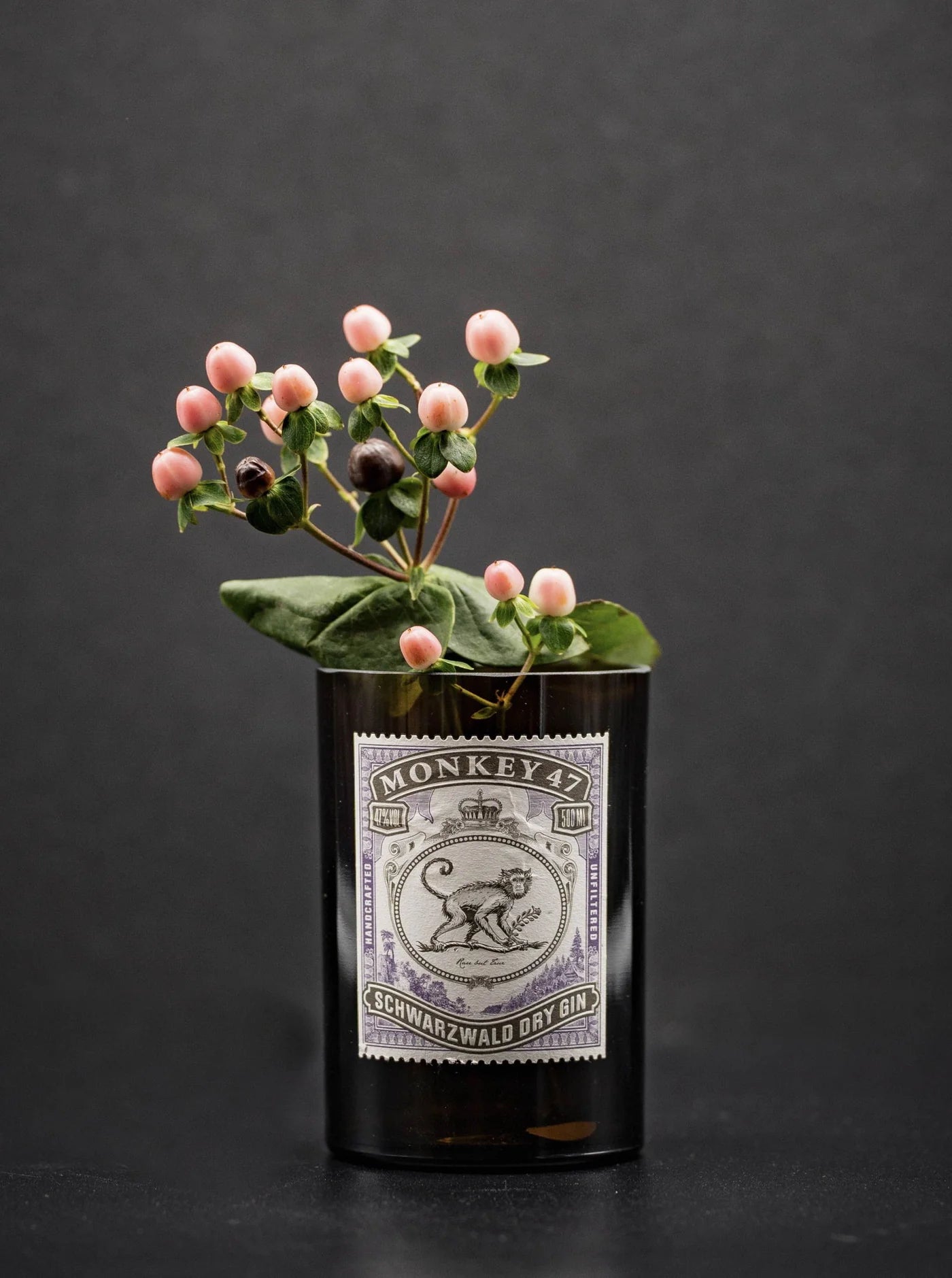 Gin Vase von MaBe - handgefertigtes Glasobjekt aus der Monkey 47 Schwarzwald-Gin-Flasche