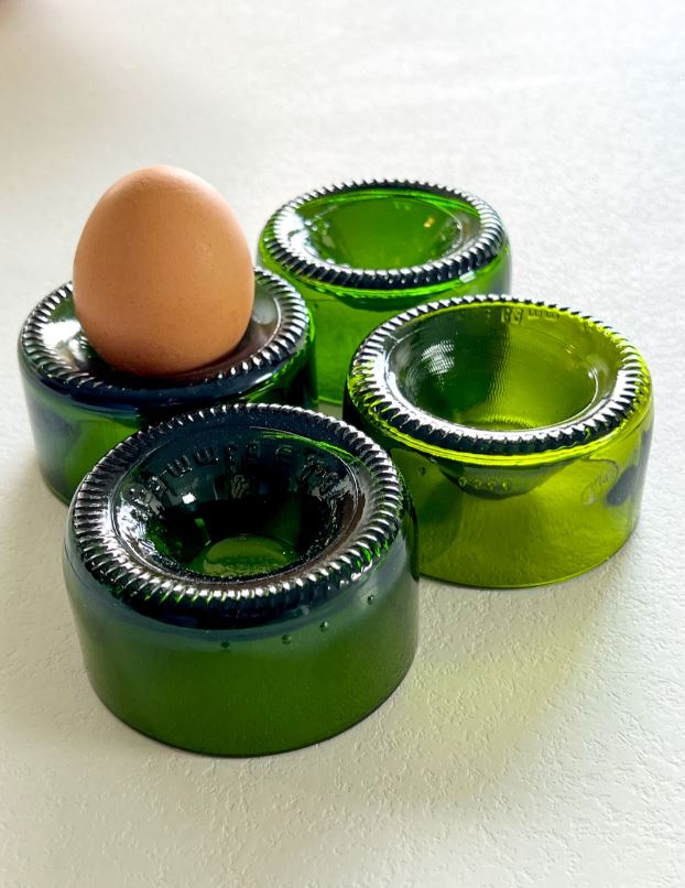 Eierbecher aus Weinflaschen Glas im 4er Set von Plates et Culotées - handgefertigte Tischaccessoires aus Upcycling Glas