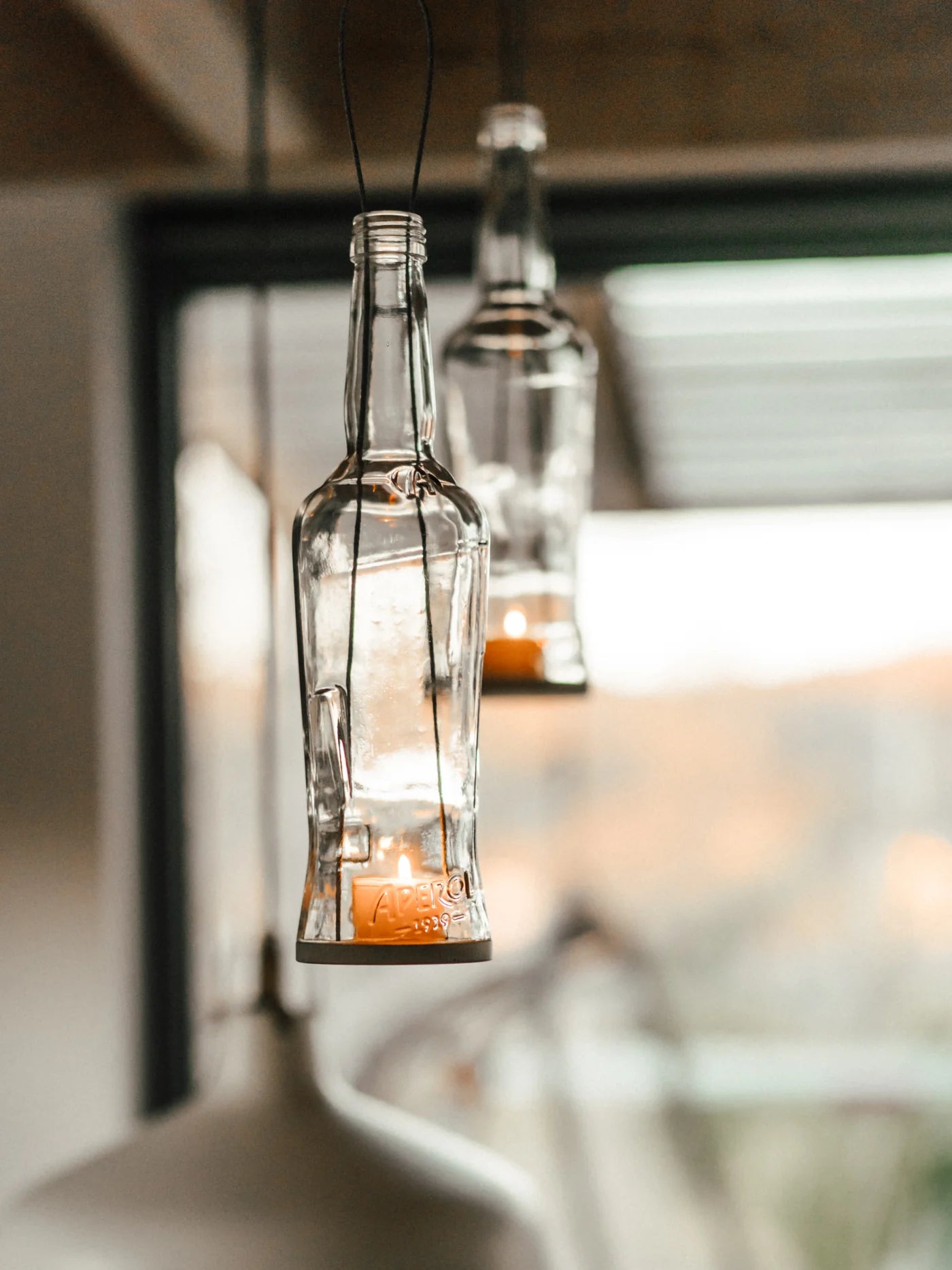 Aperol Hänge-Windlicht mit Beton Untersetzer von MaBe - handgefertigtes Lichtobjekt aus der 0,7-Liter-Flasche