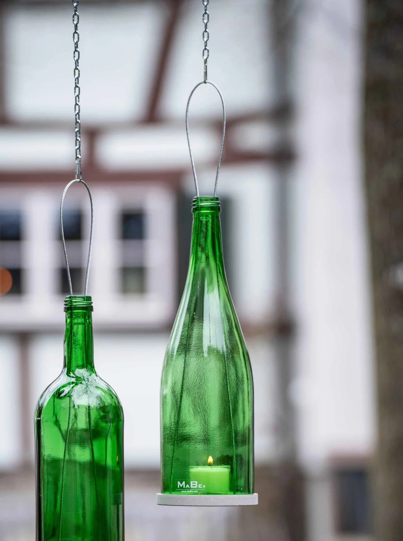 Burgunder Hänge-Windlicht mit Beton Untersetzer von MaBe - handgefertigtes Lichtobjekt aus der 1-Liter-Burgunderflasche