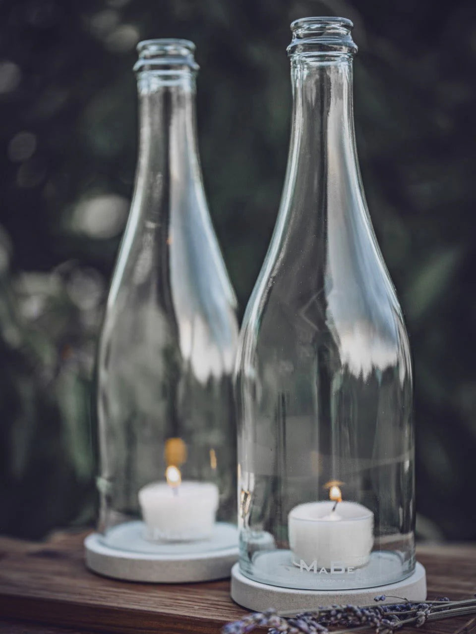 Sekt Windlicht mit Beton Untersetzer von MaBe - handgefertigtes Lichtobjekt aus der Prosecco Flasche