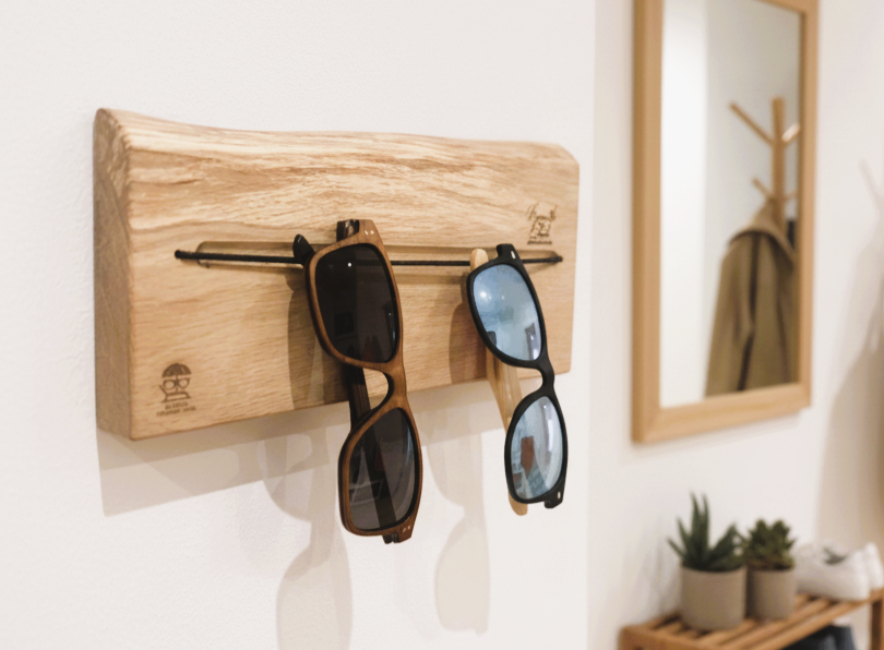 Brillenhalter aus massiver Eiche mit Naturkante – Wandhalterung mit Gummiband für Brillen & Sonnenbrillen