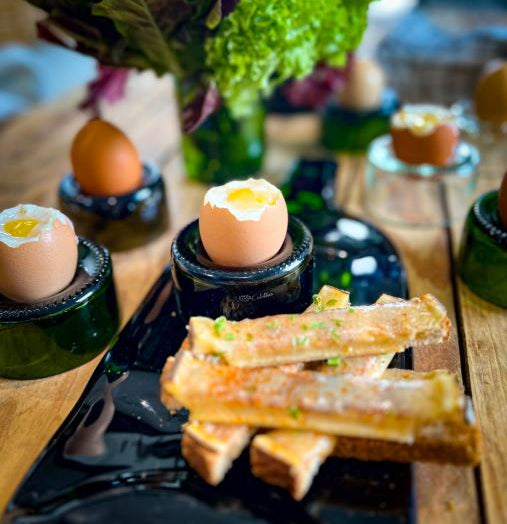 Eierbecher aus Weinflaschen Glas im 4er Set von Plates et Culotées - handgefertigte Tischaccessoires aus Upcycling Glas