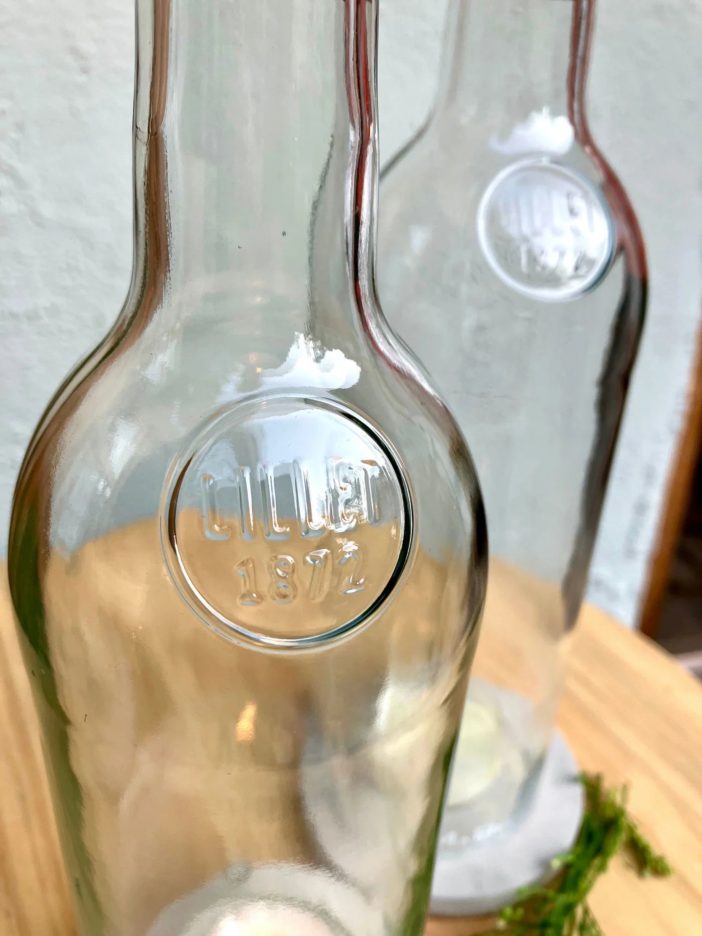 Aperitif Windlicht mit Beton Untersetzer von MaBe - handgefertigtes Lichtobjekt aus der 0,7-Liter-Lillet-Flasche