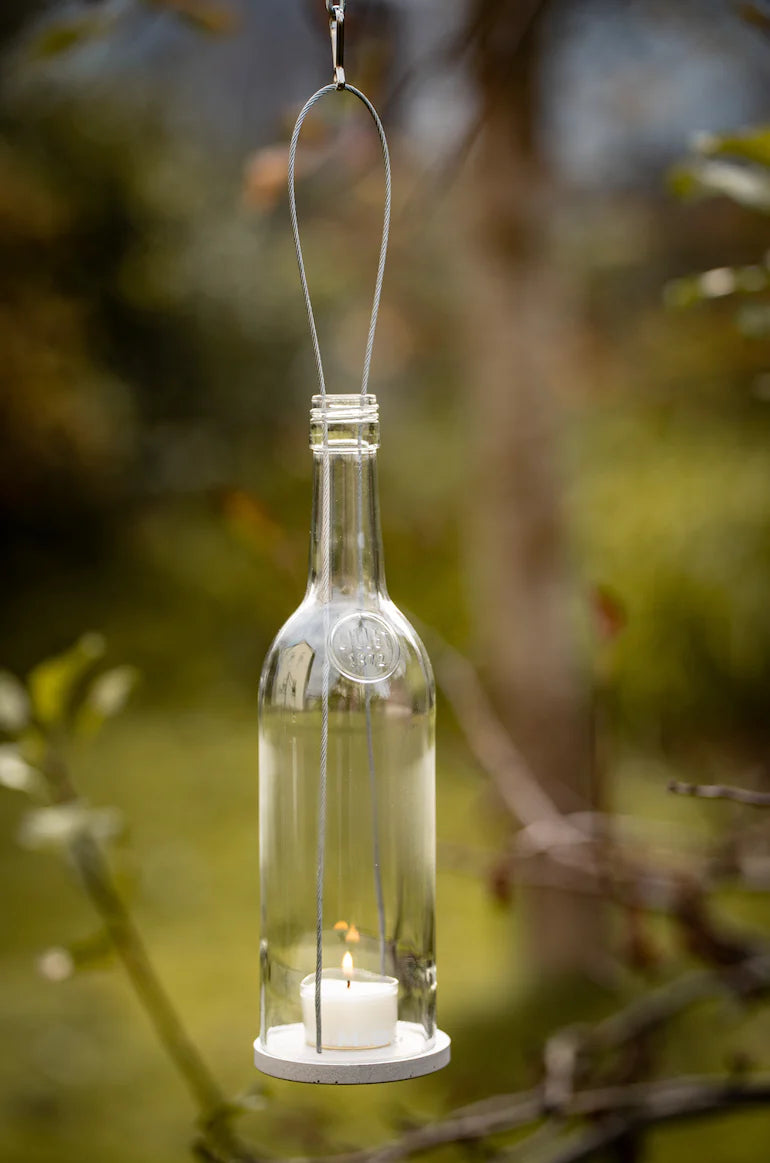 Lillet Hänge-Windlicht mit Beton Untersetzer von MaBe - handgefertigtes Lichtobjekt aus der 0,7-Liter-Flasche