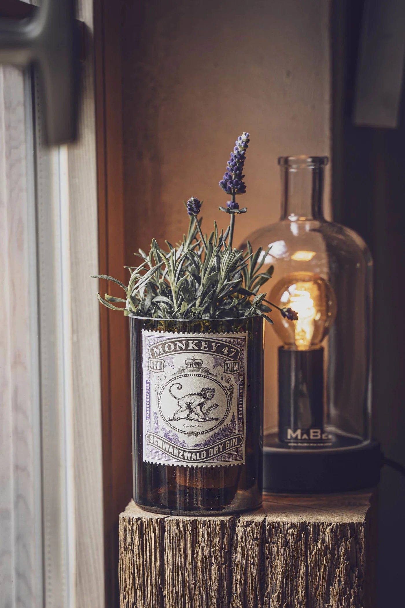 Gin Vase von MaBe - handgefertigtes Glasobjekt aus der Monkey 47 Schwarzwald-Gin-Flasche