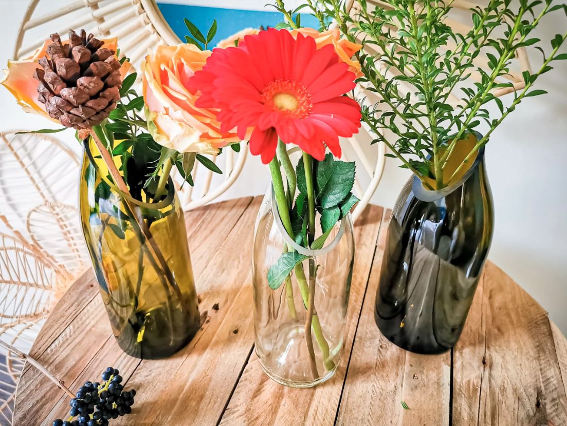 Upcycling-Vase aus Weinflasche in Ocker von Plates et Culotées