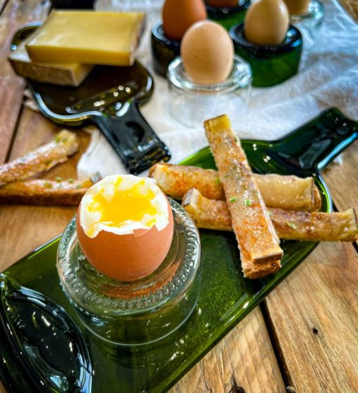 Eierbecher aus Weinflaschen Glas im 4er Set von Plates et Culotées - handgefertigte Tischaccessoires aus Upcycling Glas