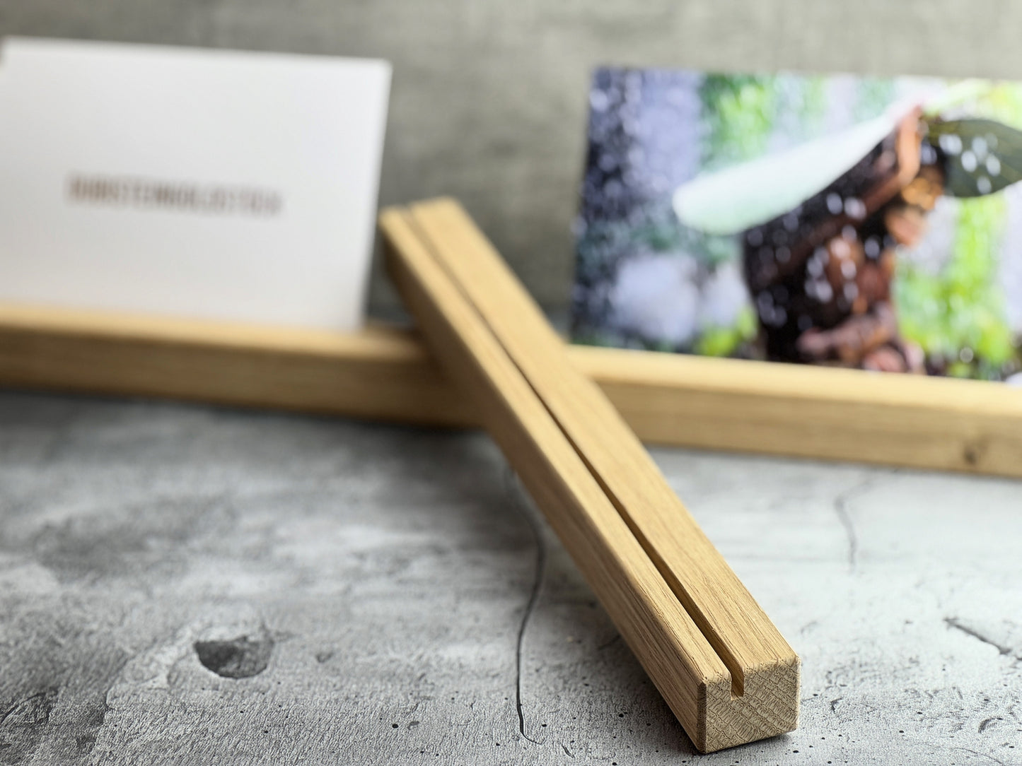 Schmaler eleganter Tischkartenhalter aus Eiche | Kartenhalter Holz | Kartenleiste für Fotos, Postkarten & Bilder