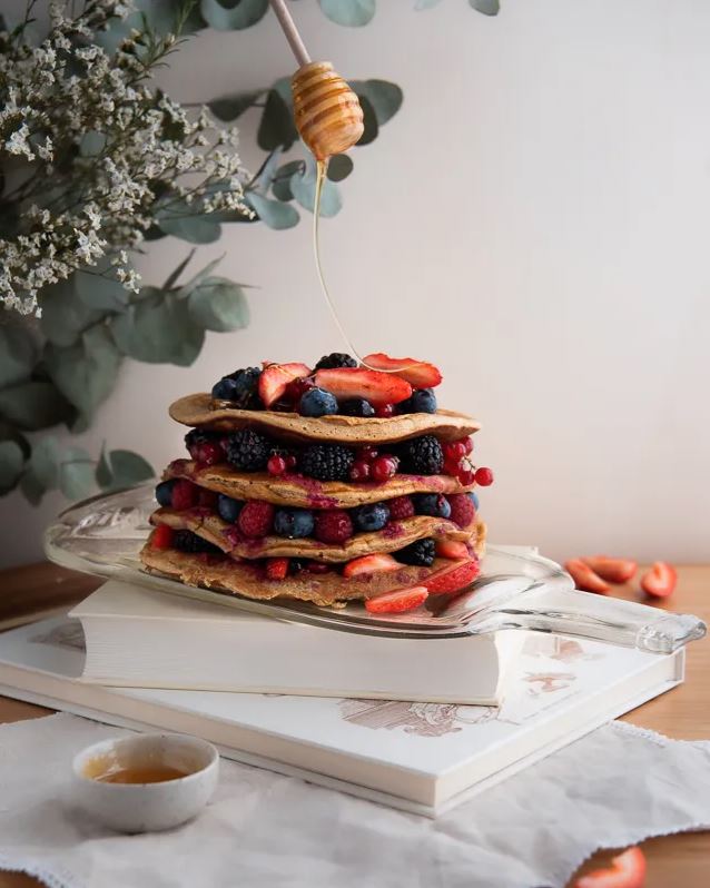 Upcycling-Servierplatte aus Weinflaschen – weiß & grün von Plates et Culotées