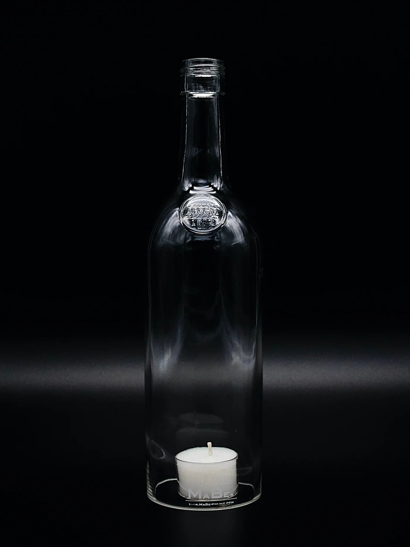 Lillet Hänge-Windlicht mit Beton Untersetzer von MaBe - handgefertigtes Lichtobjekt aus der 0,7-Liter-Flasche