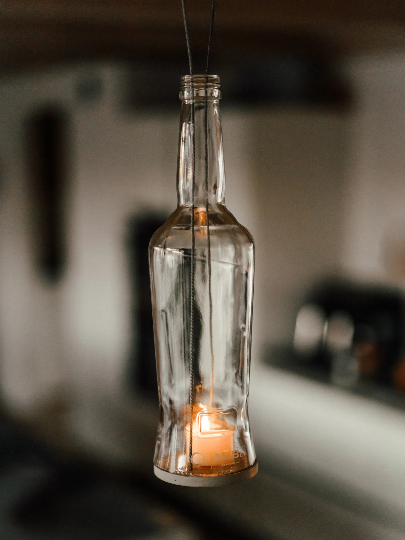 Aperol Hänge-Windlicht mit Beton Untersetzer von MaBe - handgefertigtes Lichtobjekt aus der 0,7-Liter-Flasche