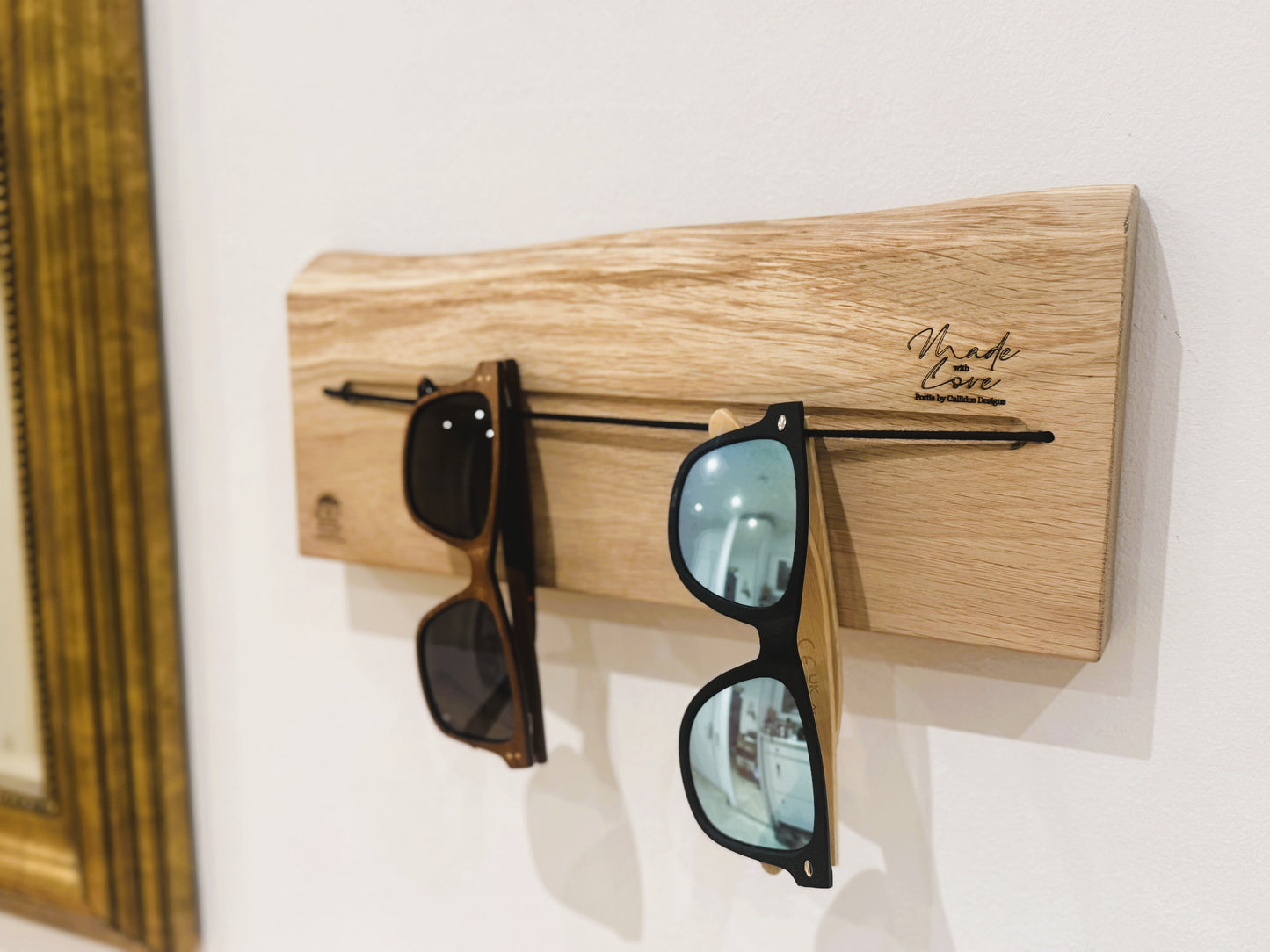 Brillenhalter aus massiver Eiche mit Naturkante – Wandhalterung mit Gummiband für Brillen & Sonnenbrillen