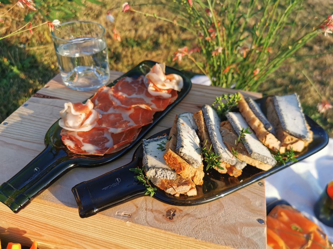Upcycling-Servierplatte aus Weinflaschen – weiß & grün von Plates et Culotées