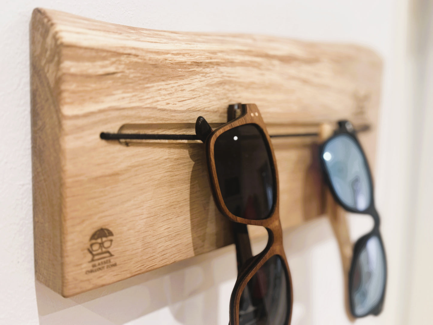 Brillenhalter aus massiver Eiche mit Naturkante – Wandhalterung mit Gummiband für Brillen & Sonnenbrillen