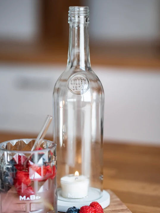 Aperitif Windlicht mit Beton Untersetzer von MaBe - handgefertigtes Lichtobjekt aus der 0,7-Liter-Lillet-Flasche