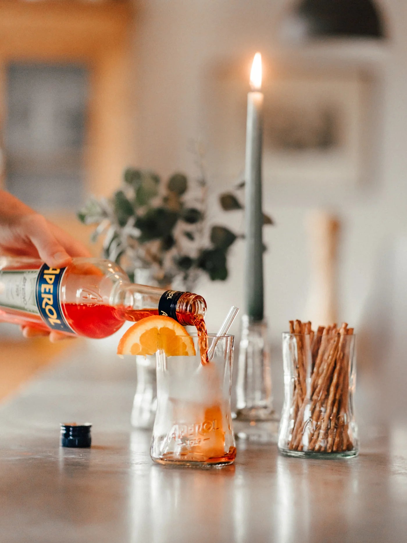 Aperitivo Bar – Servierbrett aus massiver Eiche mit Glas-Mulden und Naturkante