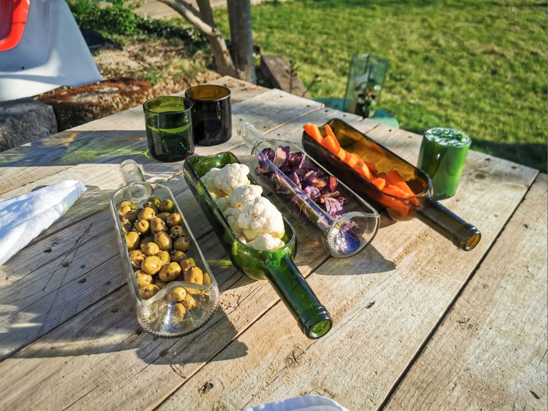 Upcycling-Servierplatte aus Weinflaschen von Plates et Culotées