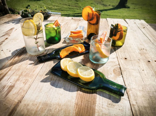 Upcycling-Servierplatte aus Weinflaschen – weiß & grün von Plates et Culotées