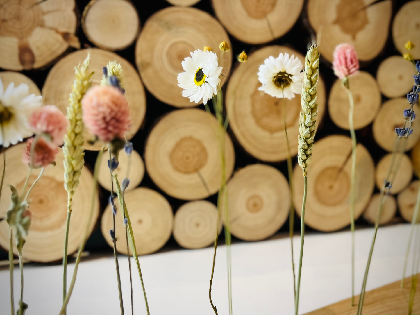 Flowerbar "Blütenrausch" aus massiver Eiche inkl. Trockenblumen, elegante Eichenholz Tischdekoration für getrocknete Blumen, Blumenkranz