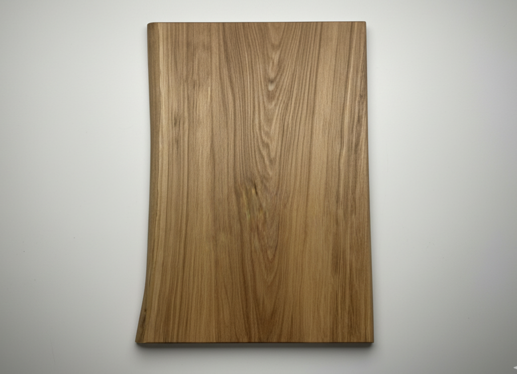 Schneidebrett aus massiver Eiche mit Naturkante – rustikal, edel, einzigartig