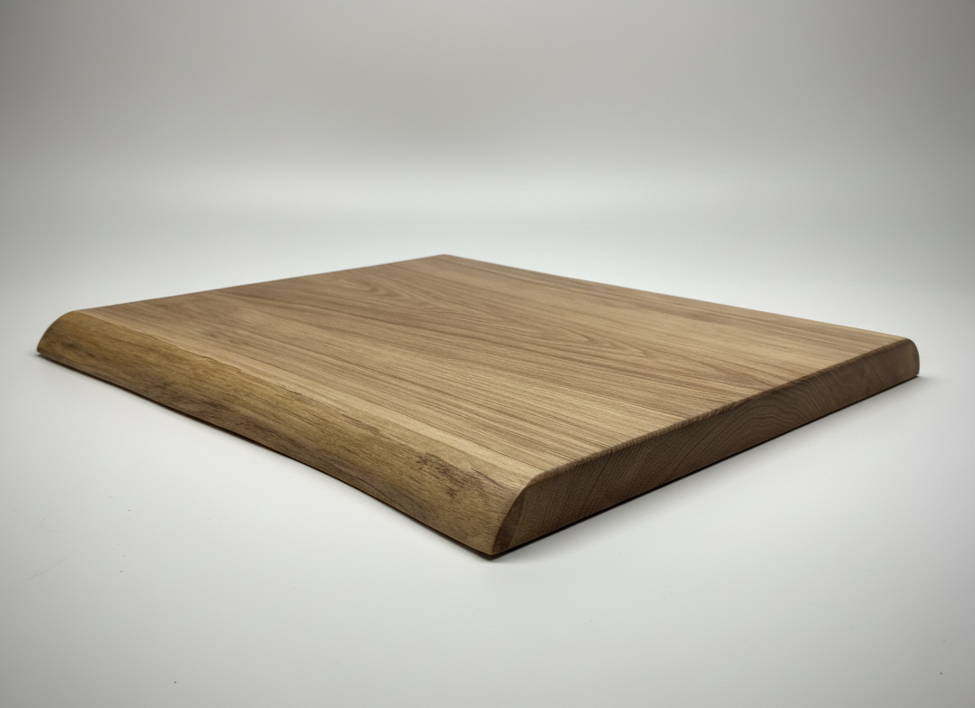 Schneidebrett aus massiver Eiche mit Naturkante – rustikal, edel, einzigartig
