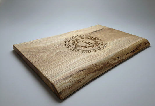 Schneidebrett aus massiver Eiche mit persönlicher Gravur und Naturkante – rustikal, edel, einzigartig - personalisierte Lasergravur