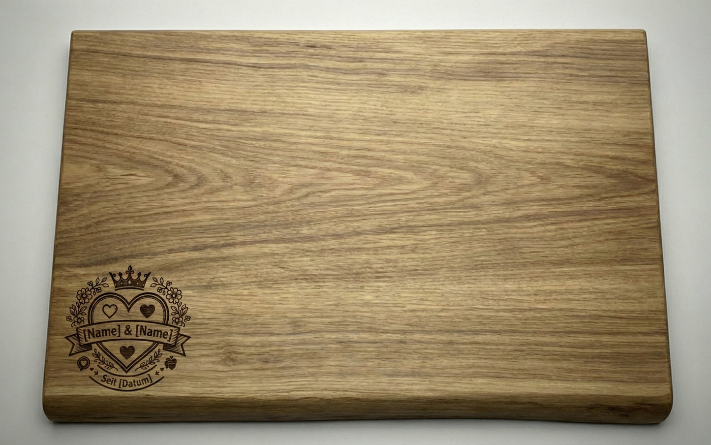 Schneidebrett aus massiver Eiche mit persönlicher Gravur und Naturkante – rustikal, edel, einzigartig - personalisierte Lasergravur