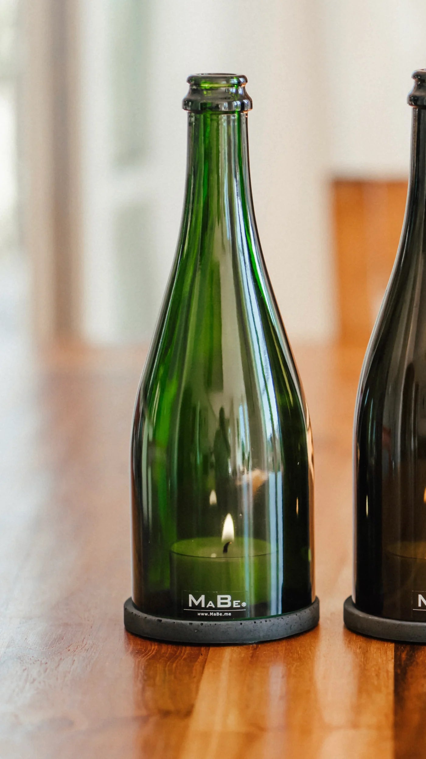 Sekt Windlicht mit Beton Untersetzer von MaBe - handgefertigtes Lichtobjekt aus der Prosecco Flasche