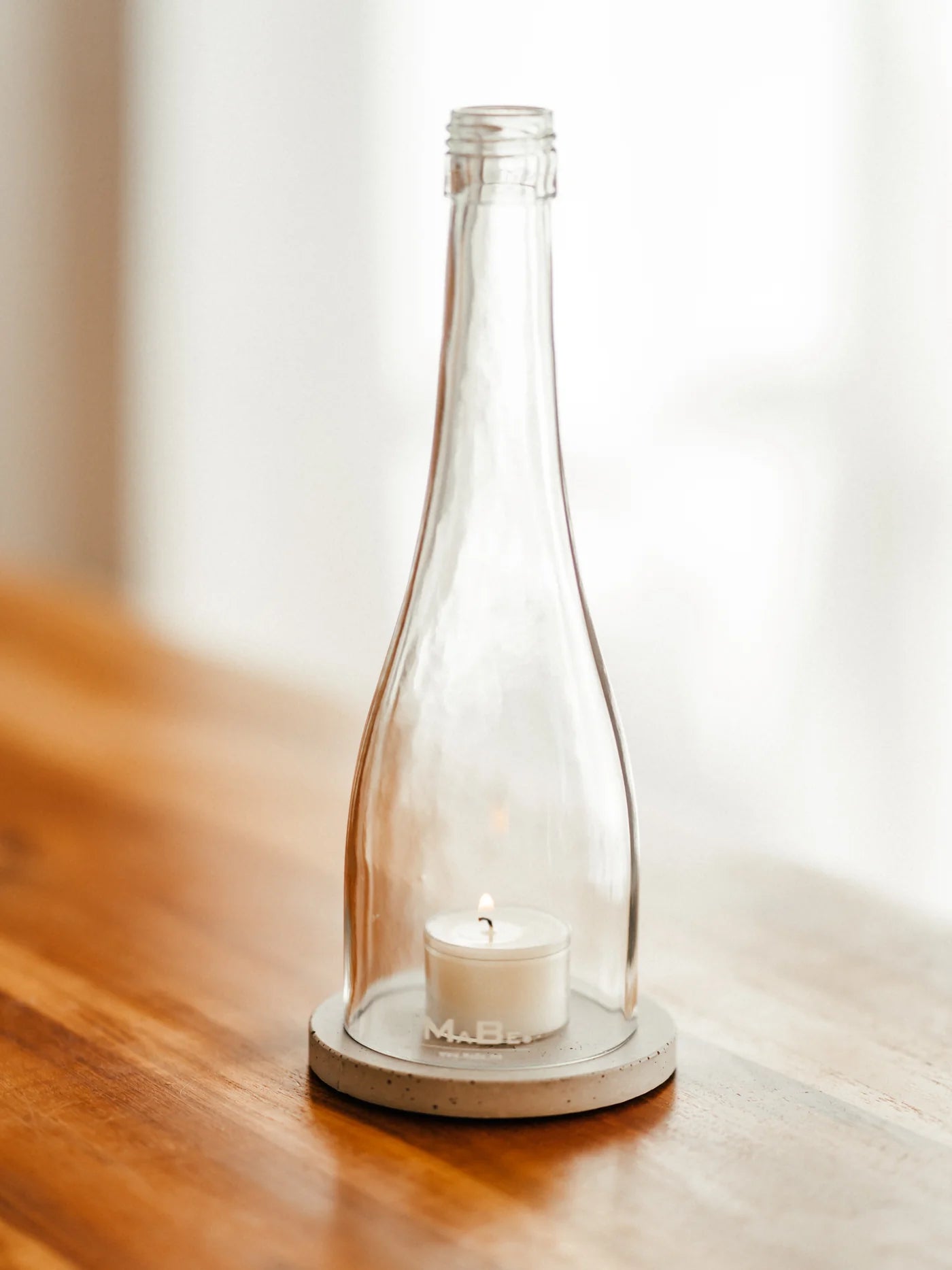 Schlegelflaschen Windlicht mit Beton Untersetzer von MaBe - handgefertigtes Lichtobjekt aus Upcycling Glas