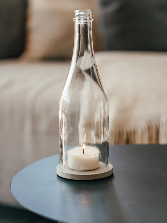 Sekt Windlicht mit Beton Untersetzer von MaBe - handgefertigtes Lichtobjekt aus der Prosecco Flasche