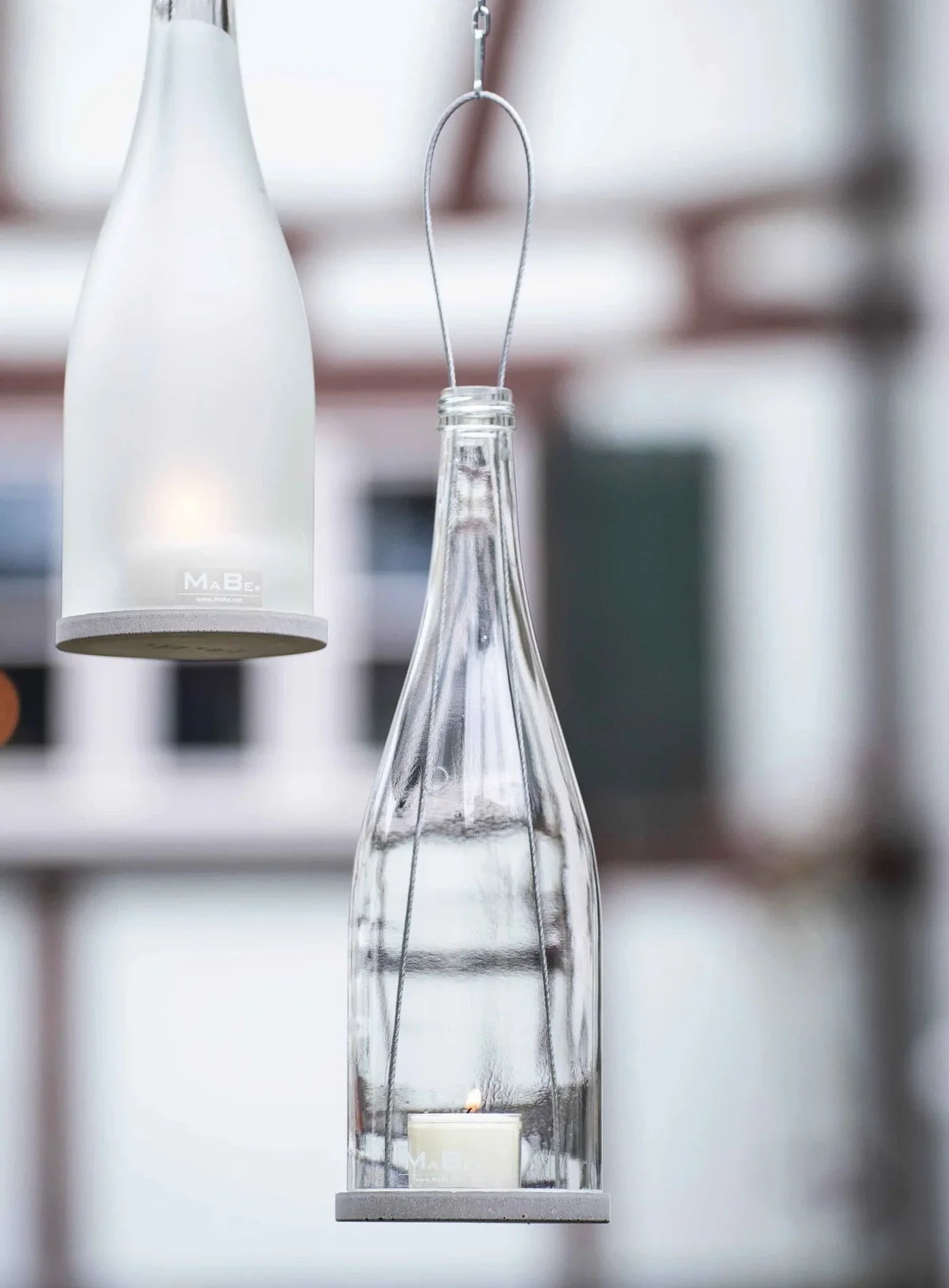 Burgunder Hänge-Windlicht mit Beton Untersetzer von MaBe - handgefertigtes Lichtobjekt aus der 1-Liter-Burgunderflasche
